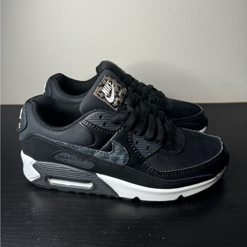 NWOT NIKE AIR MAX 90 SE “BLACK SAFARI” SNEAKERS. WOMEN’S SIZE 8.5